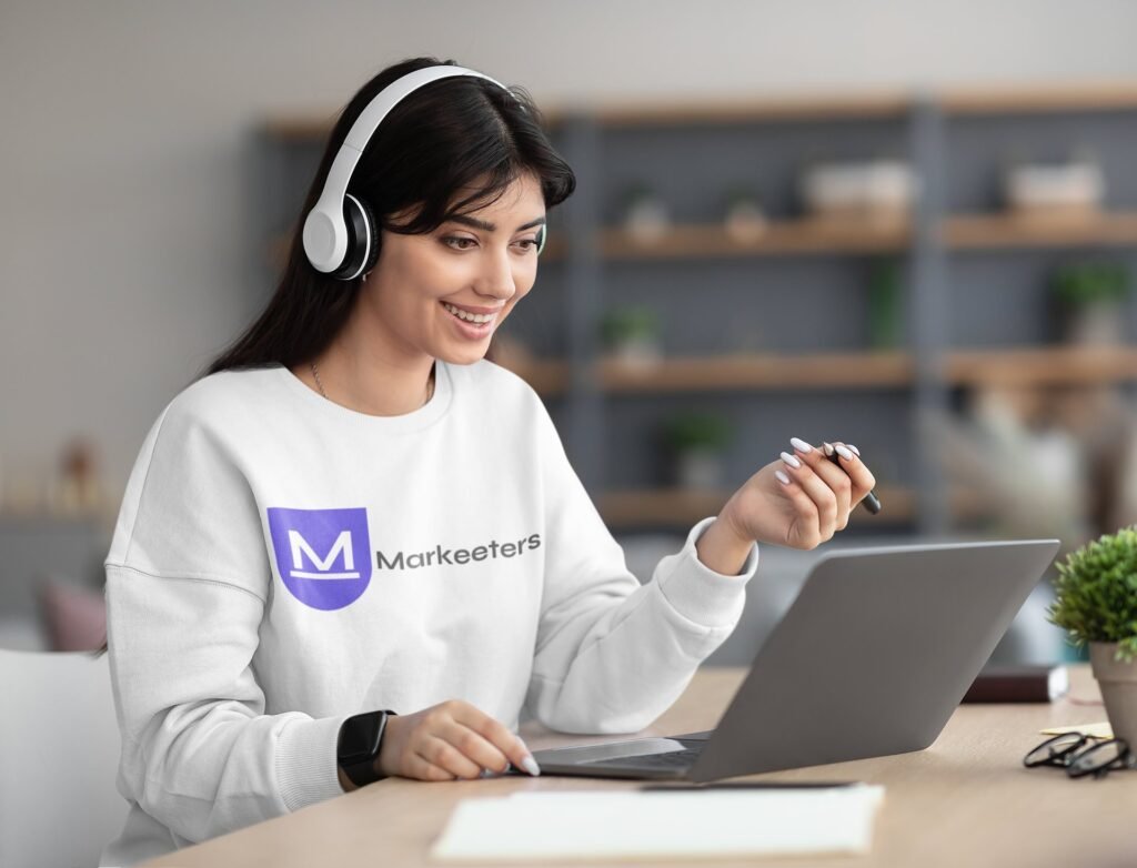 sweatshirt-mockup-of-a-smiling-woman-working-on-her-laptop
